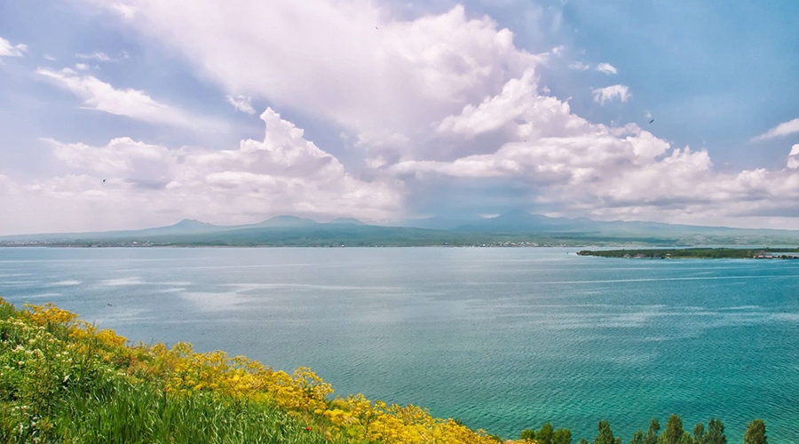 Озеро Севан, показ национальных танцев, Айраванк